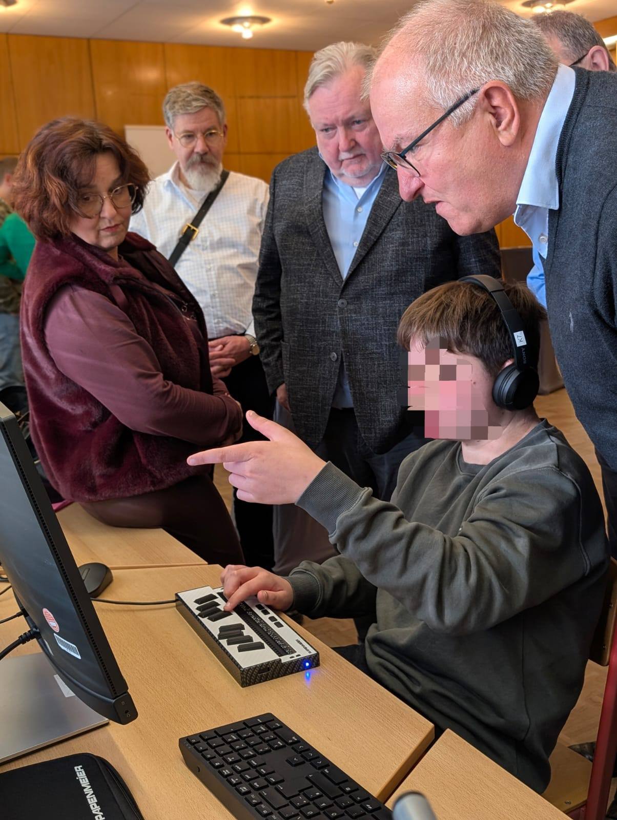 Sch%C3%BCler%20erkl%C3%A4rt%20G%C3%A4sten%20die%20neue%20Braillezeile Sch%C3%BCler%20erkl%C3%A4rt%20G%C3%A4sten%20die%20neue%20Braillezeile